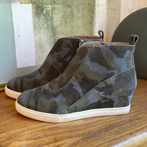 🐓 Linea Paolo gray, and green camo suede wedge heel sneaker booties